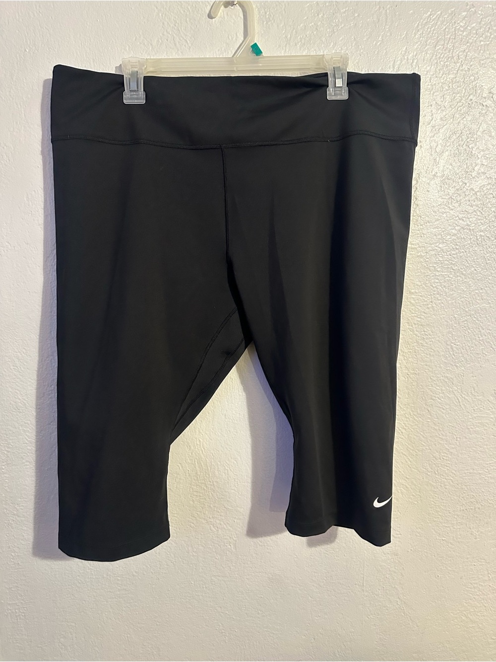 Nike woman’s plus size Black Performance Knee-Length Leggings